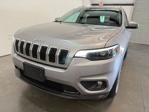 Used 2019 Jeep Cherokee Latitude Plus w/ Cold Weather Group AWD/4WD image 6