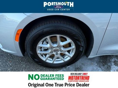 Used 2024 Chrysler Pacifica Touring-L image 27