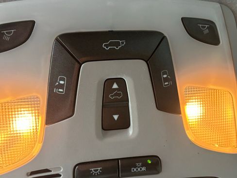 Used 2011 Toyota Sienna XLE image 4