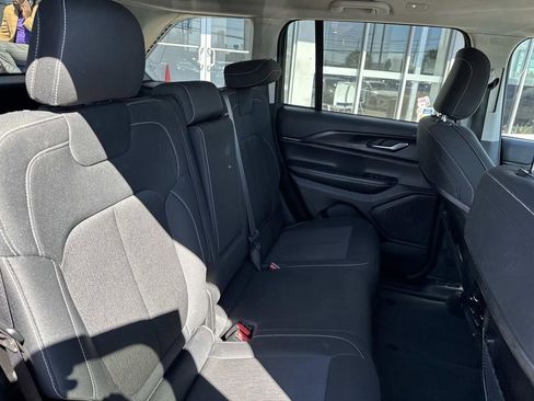 Used 2024 Jeep Grand Cherokee Laredo image 10