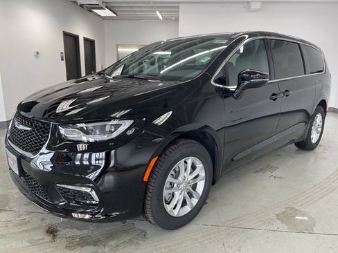 New 2026 Chrysler Pacifica Select AWD/4WD image 3