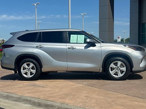 Certified 2025 Toyota Highlander LE AWD/4WD image 3