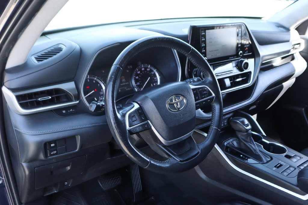 Used 2022 Toyota Highlander XLE AWD/4WD image 19