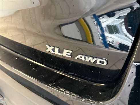 Used 2019 Toyota Highlander XLE image 11