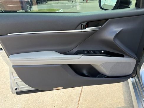Used 2020 Toyota Camry XLE image 12