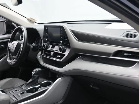Used 2022 Toyota Highlander XLE image 28