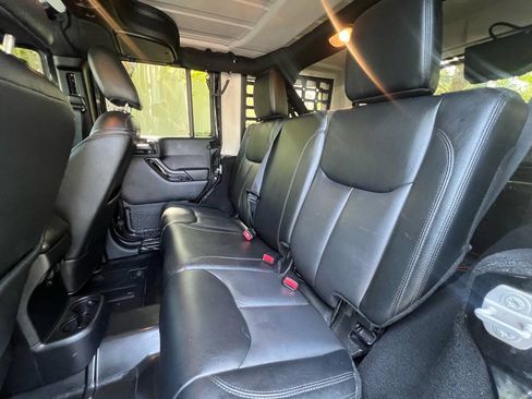 Used 2015 Jeep Wrangler Unlimited Sahara AWD/4WD image 15