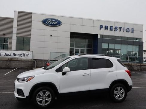 Used 2022 Chevrolet Trax LT w/ LT Convenience Package AWD/4WD image 3