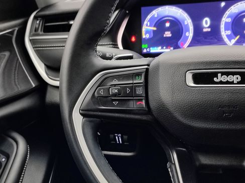 Used 2022 Jeep Grand Cherokee Laredo w/ Luxury Tech Group I image 38