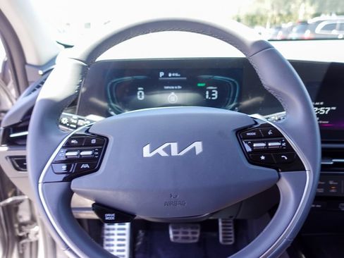 Used 2024 Kia Niro EX Touring FWD image 12