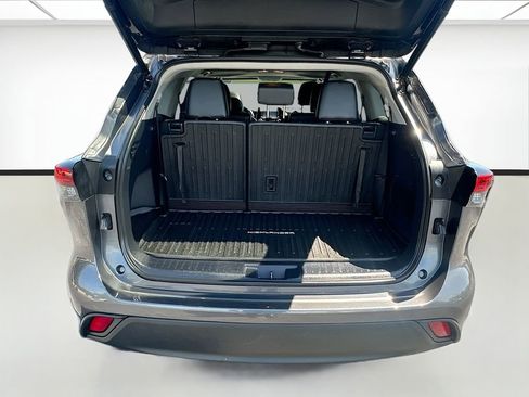 Used 2020 Toyota Highlander XLE FWD image 24