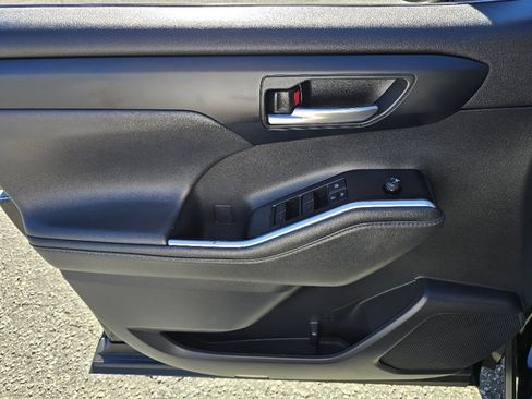 Used 2021 Toyota Highlander XLE image 11