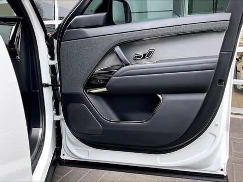 Used 2024 Land Rover Range Rover Sport SE image 24