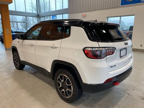 Used 2025 Jeep Compass Trailhawk image 3