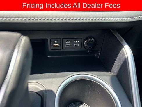 Used 2024 Toyota Highlander XLE FWD image 13