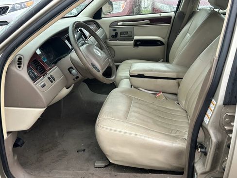 Used 2004 Lincoln Town Car Signature RWD image 7