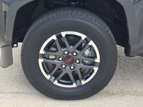 Used 2025 Toyota Tacoma TRD Sport AWD/4WD image 12