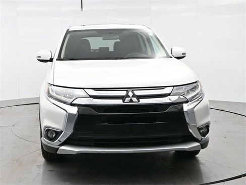 Used 2017 Mitsubishi Outlander SE image 2