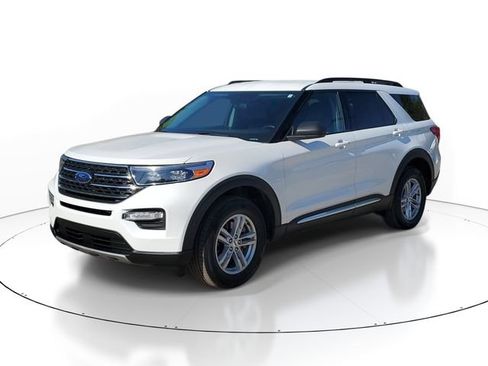 Used 2023 Ford Explorer XLT w/ Equipment Group 202A AWD/4WD image 2