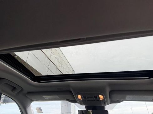 Used 2021 Toyota Highlander XLE AWD/4WD image 16