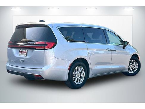 Used 2024 Chrysler Pacifica Touring-L FWD image 13