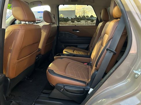 Used 2023 Nissan Pathfinder Platinum image 18