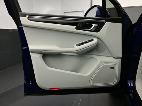Certified 2025 Porsche Macan AWD/4WD image 7