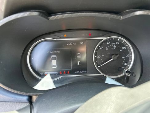 Used 2025 Nissan Versa SV FWD image 4