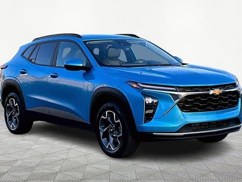 Certified 2025 Chevrolet Trax LT w/ Driver Confidence Package image 2