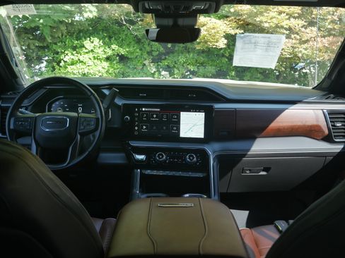 Used 2024 GMC Sierra 2500 Denali Ultimate AWD/4WD image 8