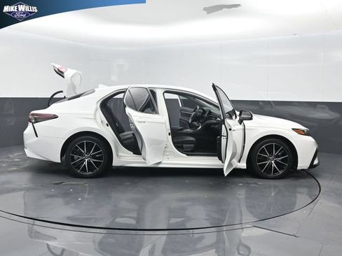 Used 2022 Toyota Camry SE FWD image 27
