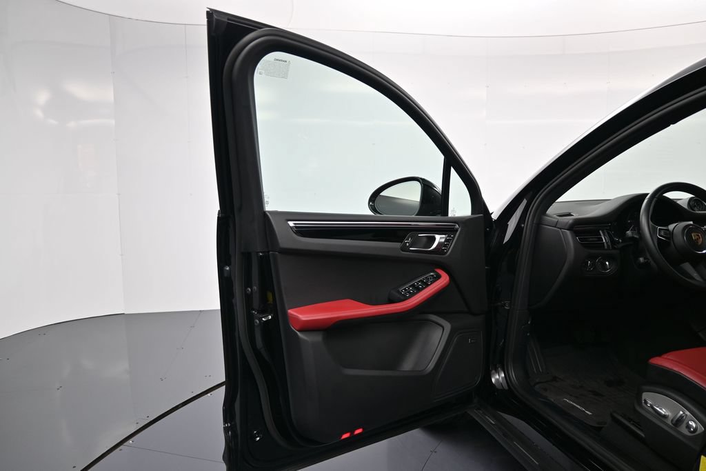 Certified 2025 Porsche Macan AWD/4WD image 16
