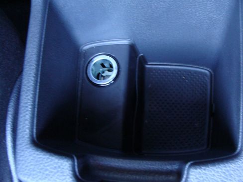 Used 2017 Volkswagen Golf S image 27