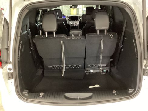 New 2026 Chrysler Pacifica Select image 5