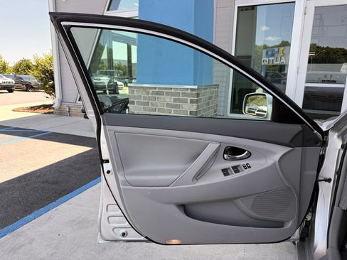 Used 2010 Toyota Camry LE FWD image 12