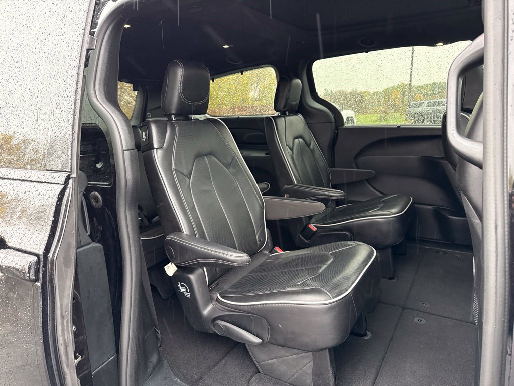 Used 2025 Chrysler Pacifica Limited FWD image 13