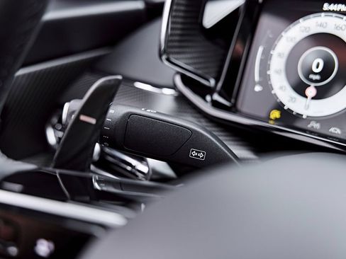 Used 2025 Aston Martin Vanquish RWD image 57