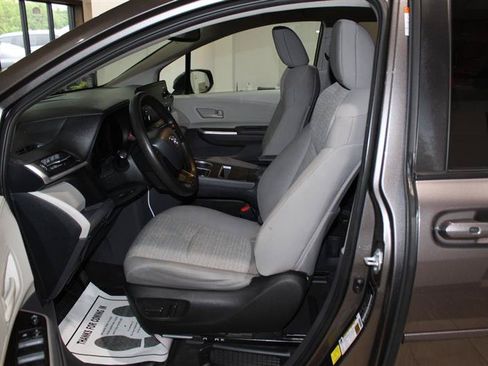Used 2023 Toyota Sienna LE w/ LE Plus Package FWD image 24
