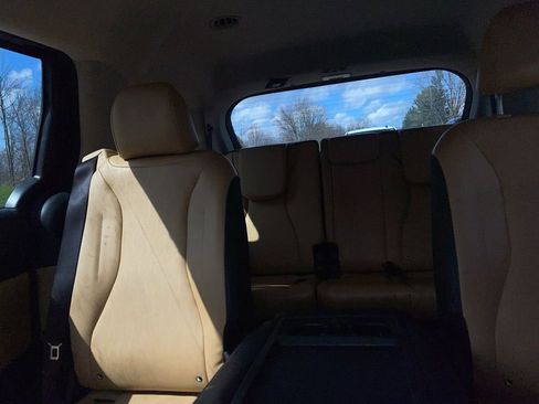 Used 2023 Kia Carnival LX image 8