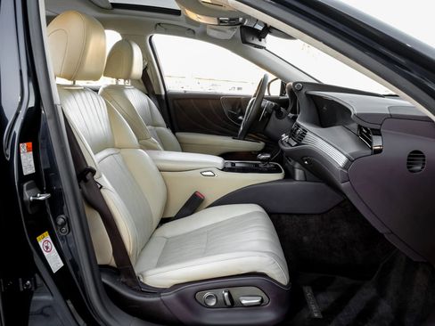 Used 2019 Lexus LS 500 w/ Interior Upgrade Package RWD image 32