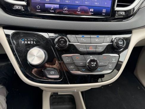 Used 2023 Chrysler Pacifica Touring-L FWD image 16
