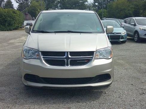 Used 2016 Dodge Grand Caravan SXT image 2