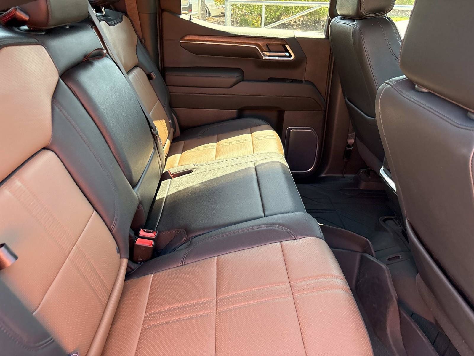 Used 2023 Chevrolet Silverado 1500 High Country w/ High Country Premium Package AWD/4WD image 34