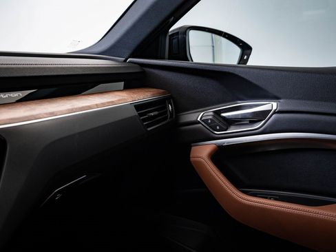 Used 2022 Audi e-tron Premium w/ Convenience Plus Package image 40