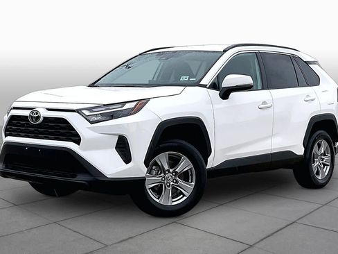Used 2025 Toyota RAV4 XLE FWD image 2