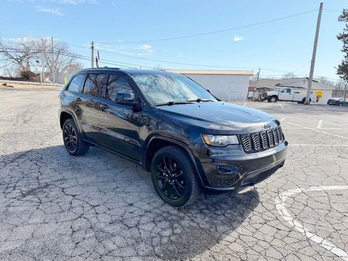 Used 2020 Jeep Grand Cherokee Altitude image 3
