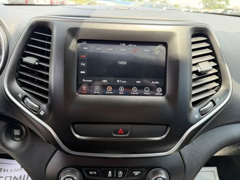 Used 2019 Jeep Cherokee Latitude Plus w/ Comfort/Convenience Group AWD/4WD image 26