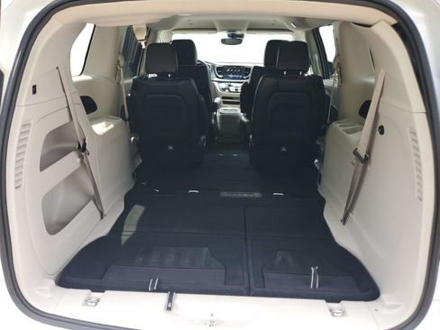 Used 2023 Chrysler Pacifica Touring-L FWD image 28