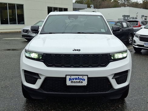 Used 2023 Jeep Grand Cherokee Altitude image 3