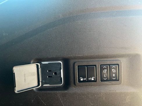 Used 2021 GMC Yukon XL SLT w/ Rear Media and Nav Package AWD/4WD image 15